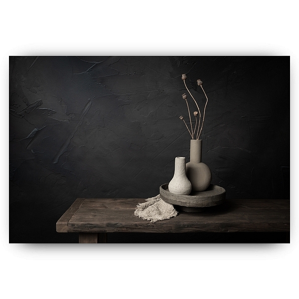 Grow your way – Donker stilleven met gedroogde papavers en aardewerk vazen